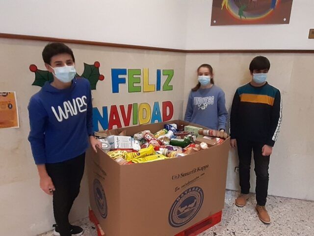 ESCOLAPIOS DONA CUATRO PALÉS DE PRODUCTOS AL BANCO DE ALIMENTOS