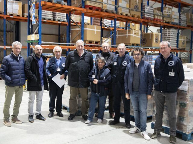 El alcalde de Pamplona, Joseba Asiron, visita el Banco de Alimentos de Navarra